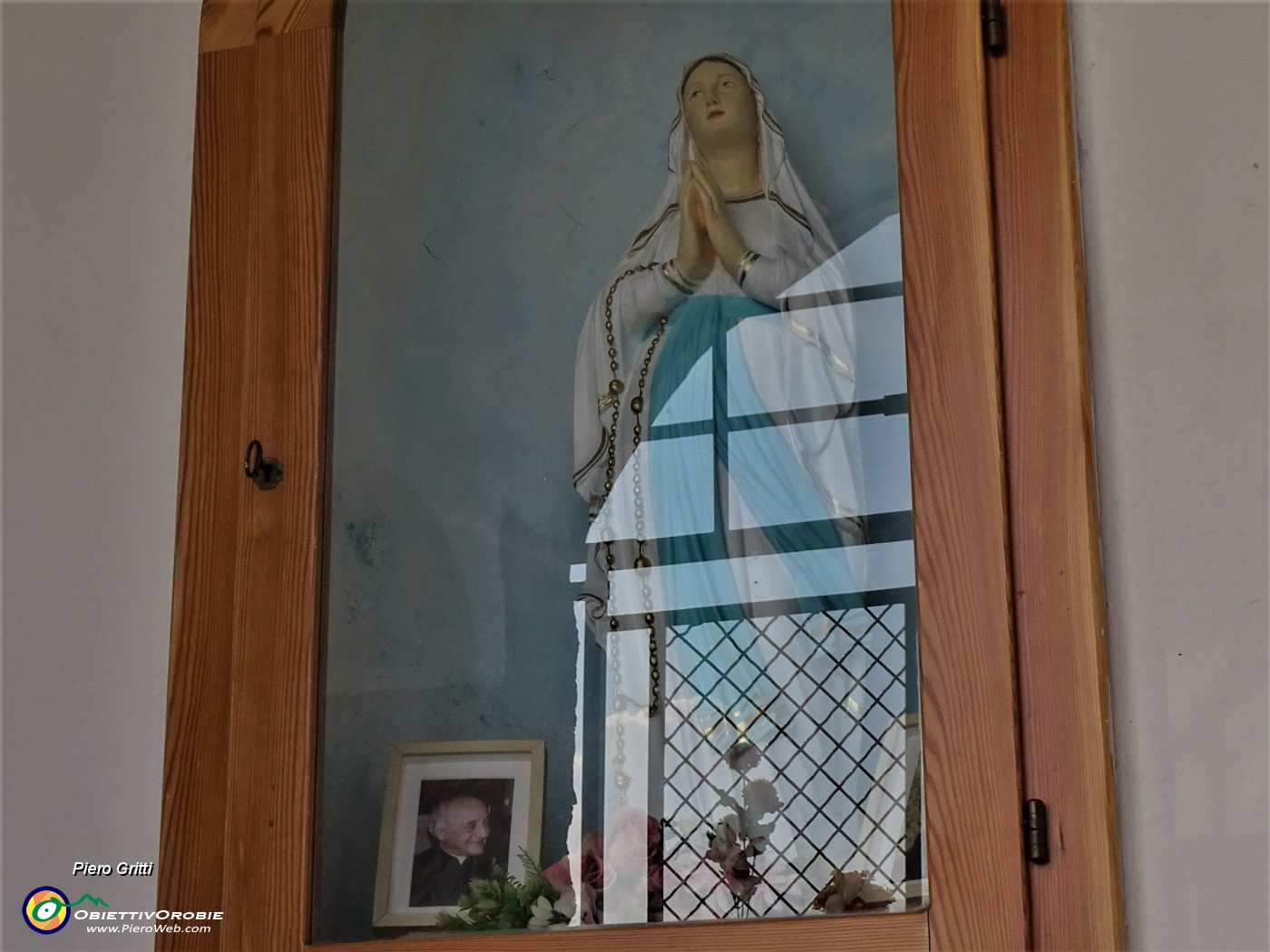 75 Alla cappelletta dell'Assunta ...Don Bepo e la sua Madonnina .JPG